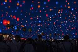 「オレンジ・赤・青3色のランタンが夜空へ！大阪で泉州ビーチランタンフェスvol.7開催」の写真