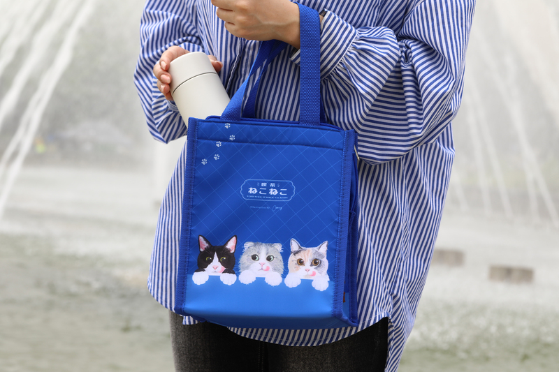 夏のおでかけにぴったりな「三角保冷バッグ〜喫茶ねこねこ〜」