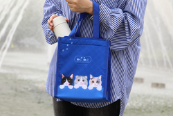 夏のおでかけにぴったりな「三角保冷バッグ〜喫茶ねこねこ〜」