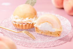 パティスリーピネード「まるごと桃のケーキ／ごろっと桃のタルト」