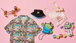 TOY STORY FASHION コレクション 半袖シャツ 5,900円／ハット 3,900円／ショルダーバッグ 5,900円／エコバッグ ポーチ入り 3,500円／トーキングアクションフィギュア 各5,500円