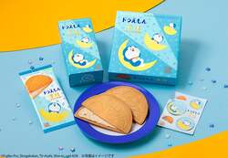「ドラえもんと鎌倉銘菓『鎌倉半月』が夢のコラボ！　キャラメル味が夏限定で登場」の写真