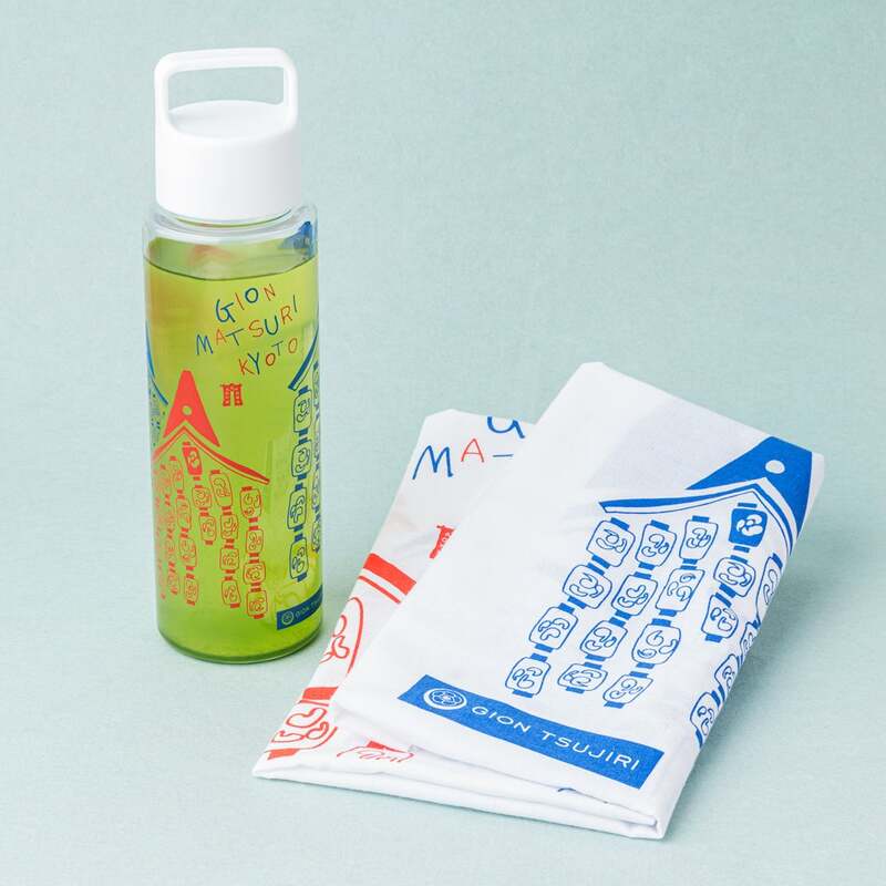 両方の福袋に共通で入る祇園辻利オリジナル「耐熱ハンディクリアボトル 500mL」と「手ぬぐい」