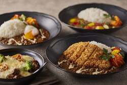 左上：大涌谷カレー 温玉付き  右上：ベジタブルカレー  左下：焼きチーズカレー  右下：大涌谷カツカレー 1,650円〜