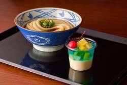 「うどんで作ったプリンが衝撃のうまさ！「丸亀うどんプリン」全国の丸亀製麺に登場」の写真