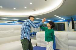 「熱中症知らずの屋内で全力遊び！　トンデミの親子割引プランが夏限定で登場」の写真