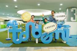 「熱中症知らずの屋内で全力遊び！　トンデミの親子割引プランが夏限定で登場」の写真
