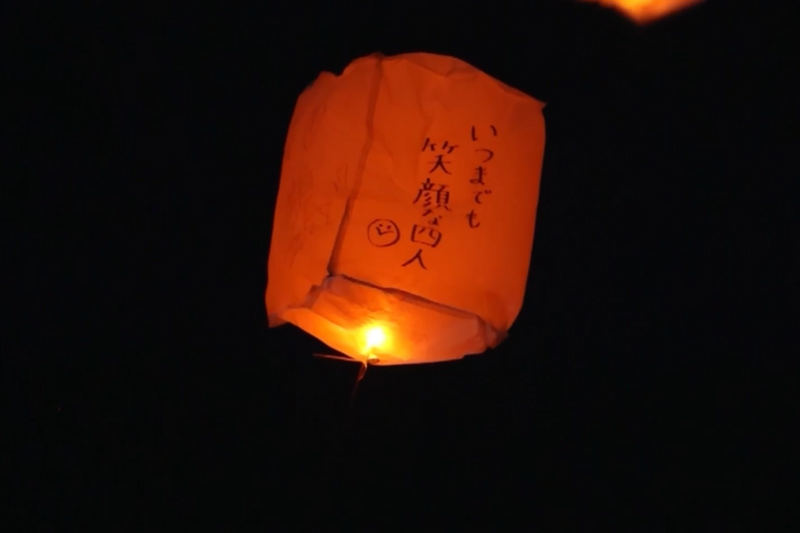 夜空へ打ち上げる様子