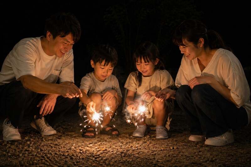 ホテル前で手持ち花火を体験