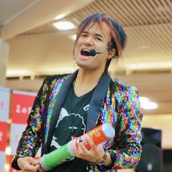 ポテチを使うお菓子なコメディパフォーマー「東雲ゴールド」