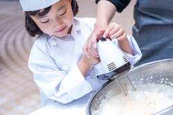 「夏休みは本格ケーキ作り体験！　東京ドームホテルでパティシエなりきり教室」の写真