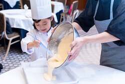 「夏休みは本格ケーキ作り体験！　東京ドームホテルでパティシエなりきり教室」の写真