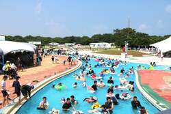 「7月4日にプール開き宣言！　海の中道海浜公園にサンシャインプールがオープン」の写真