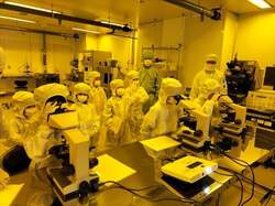 「顕微鏡や医療機器を体験！川崎市のキングスカイフロントで夏の科学イベントが無料開催」の写真