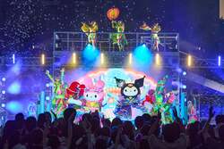 大量の水と泡が降り注ぐ新ナイトショー「NO LIMIT! グロウアップ Oh! マツリ」のステージ