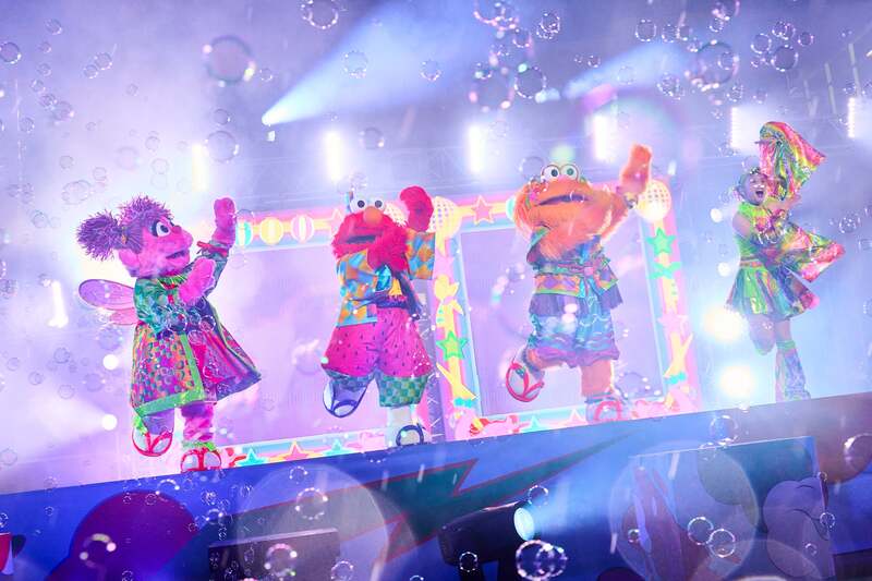 カラフルな光が彩るステージに浴衣姿のキャラクターたちが登場するナイトショーの様子