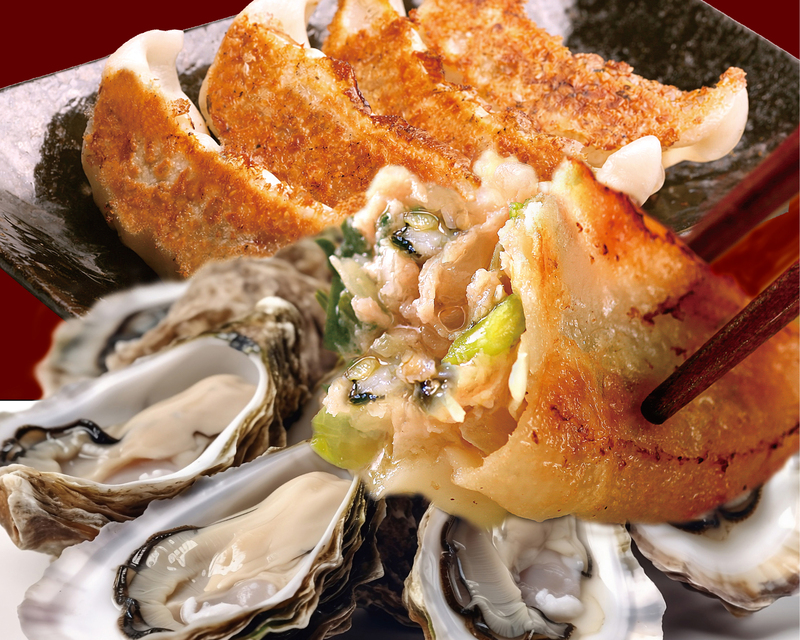 広島牡蠣を入れた斬新な「広島牡蠣餃子」。トッピングの塩レモンで食べるとより一層おいしく味わえます