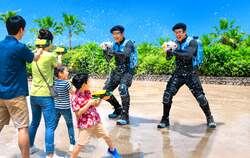 「水かけ部隊が出没！ジャングリア沖縄が「びしょ濡れ大作戦」を始動」の写真