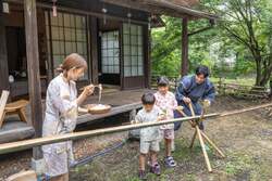 「本物の竹の流しそうめんで「昔ながらの夏休み」を体験。愛知尾張地方初!?瀬戸に登場」の写真