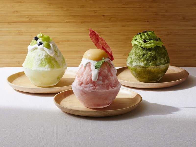 「氷菓 極〜パティシエが贈る贅沢かき氷〜」 シャインマスカット（左）、白桃（中央）、抹茶宇治金時（右）