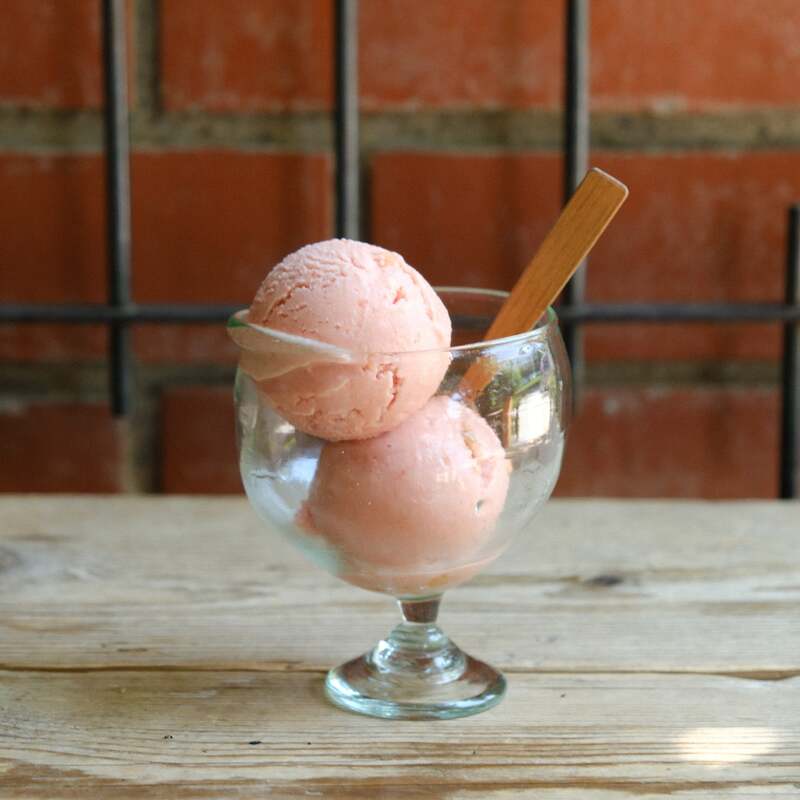 横浜「KIKI NATURAL ICECREAM」ソルティーハニープラム（シングル）各651円、（ダブル）各901円