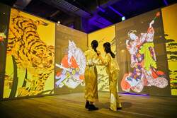 「世界でも人気！浮世絵が動き出す話題の没入展が広島で　着物やユニフォームで割引も！」の写真