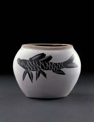 石黒宗麿《白地黒絵魚文扁壺》1940-41年頃　国立工芸館蔵　撮影：斎城卓
