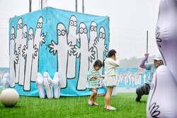 「子供500円で入園も！ひまわり咲くムーミンバレーパークでびしょ濡れ新企画スタート」の写真