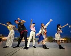 「夜のイルカショーがスゴい！仙台うみの杜水族館でサマーナイトアクアリウム初開催」の写真