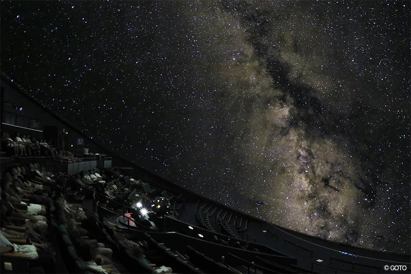 1億4000万を超える星々を映し出す投映機「CHIRON II」