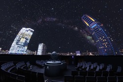 120席の座席はリクライニングチェアで、寝転ぶような姿勢で星空を眺められるのも魅力です