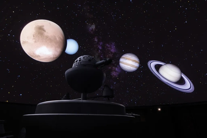 テキストを使って学んだあと、晴れていたら外で星や月を眺めることも