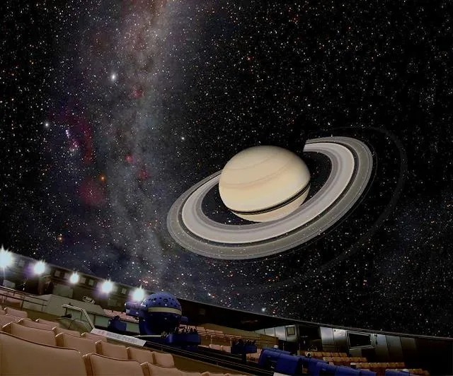 迫力ある鮮明な映像や美しい星空を鑑賞できるドームスクリーン