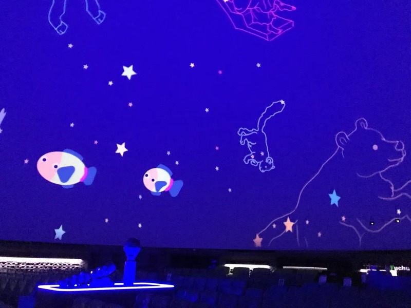泣いてもおしゃべりしてもOK！　真っ暗にならず、イラストとお馴染みの音楽で星空や宇宙を楽しめます