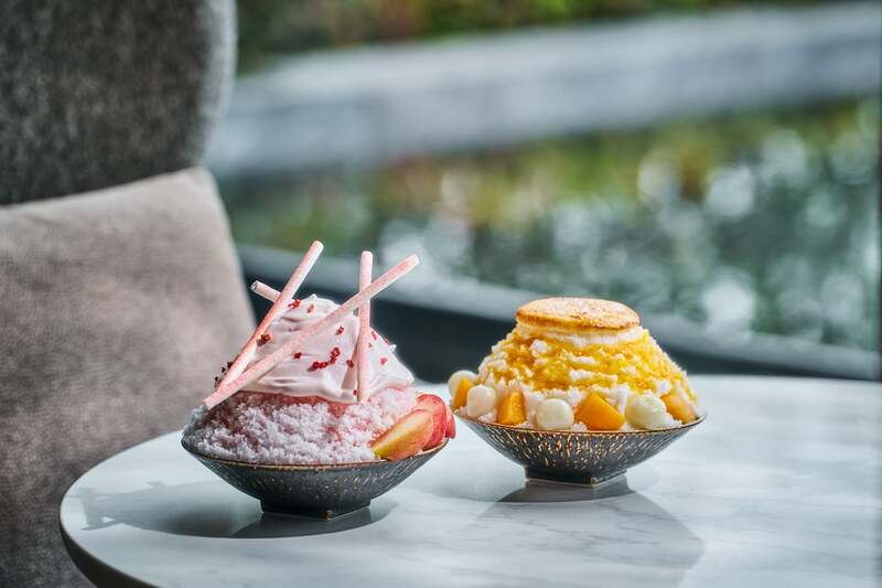 フェアモント東京「ピーチ＆メレンゲ かき氷」（左）／「マンゴー＆クレームブリュレ かき氷」（右）