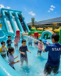 「巨大エア遊具が水浸しに！　スタッフ本気の水鉄砲イベントが岸和田で2日間限定開催」の写真