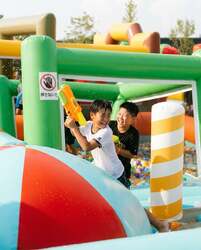 「巨大エア遊具が水浸しに！　スタッフ本気の水鉄砲イベントが岸和田で2日間限定開催」の写真