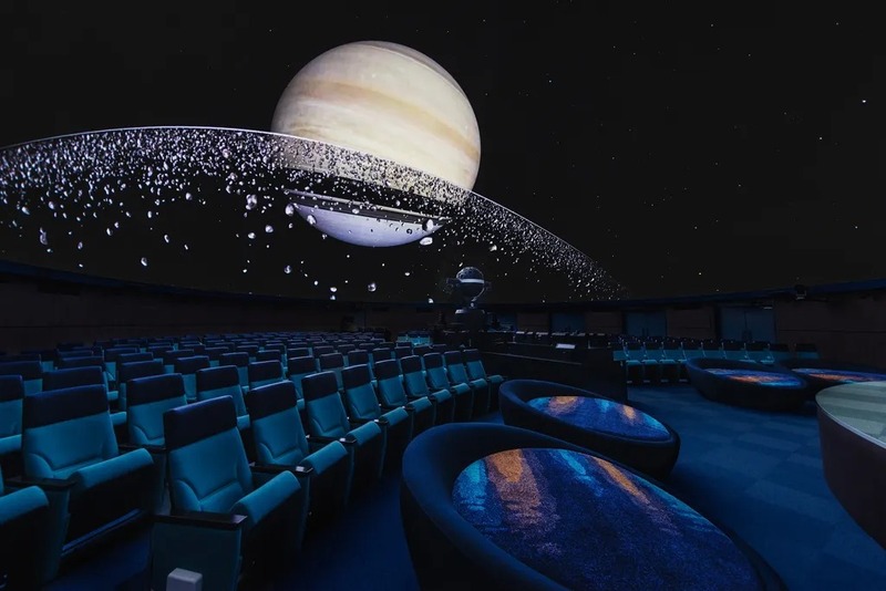 水面に映る神戸の美しい夜景をモチーフにした、ソファー型リラックスシートもあります
