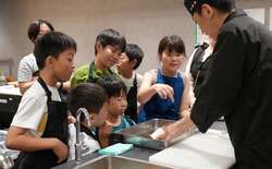 切り身の向こうにある“命”を学ぶ夏。魚を一尾まるごと見て、握って、食べる食育体験