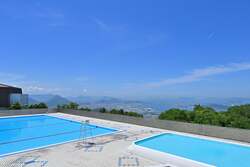 「瀬戸大橋を眺めながらプール！標高400mの絶景で夏を満喫できる休暇村讃岐五色台」の写真