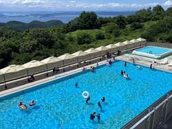 「瀬戸大橋を眺めながらプール！標高400mの絶景で夏を満喫できる休暇村讃岐五色台」の写真
