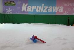 真夏のスキー場のスキーセンター内に登場した雪あそびエリア