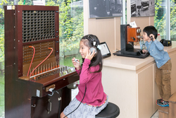 昔の映画に出てくるようなレトロな電話機で、実際に通話してみよう！