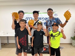 「親子で本物の野球グローブを手作り！東京27会場で夏限定体験　夏休みの自由研究にも」の写真
