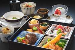 子供の好物を揃えた「お子様弁当」（日本料理 なかのしま）
