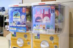 館内物販コーナーに設置されるマリンワールド海の中道オリジナルカプセルトイ