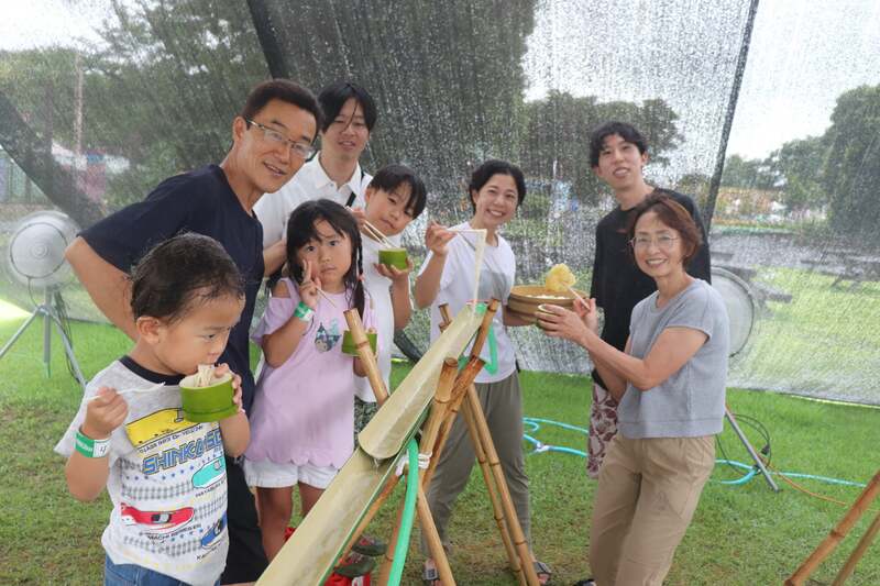 1家族1レーンで案内される流しそうめん