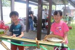 「ミストを浴びながらびしょびしょ流しそうめん！天ぷら付き　むさしの村で入園無料も」の写真