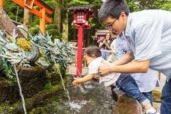 箱根神社は多くの人が訪れる観光スポットの一つ
