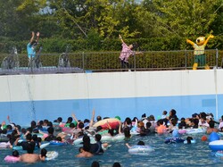「東武動物公園のプールが開業以来36年ぶりの大改修　ウォーターチャレンジとのコラボも」の写真